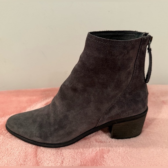 Dolce Vita Women's Cassius gray Suede ankle Booties/size 6 - Picture 3 of 11